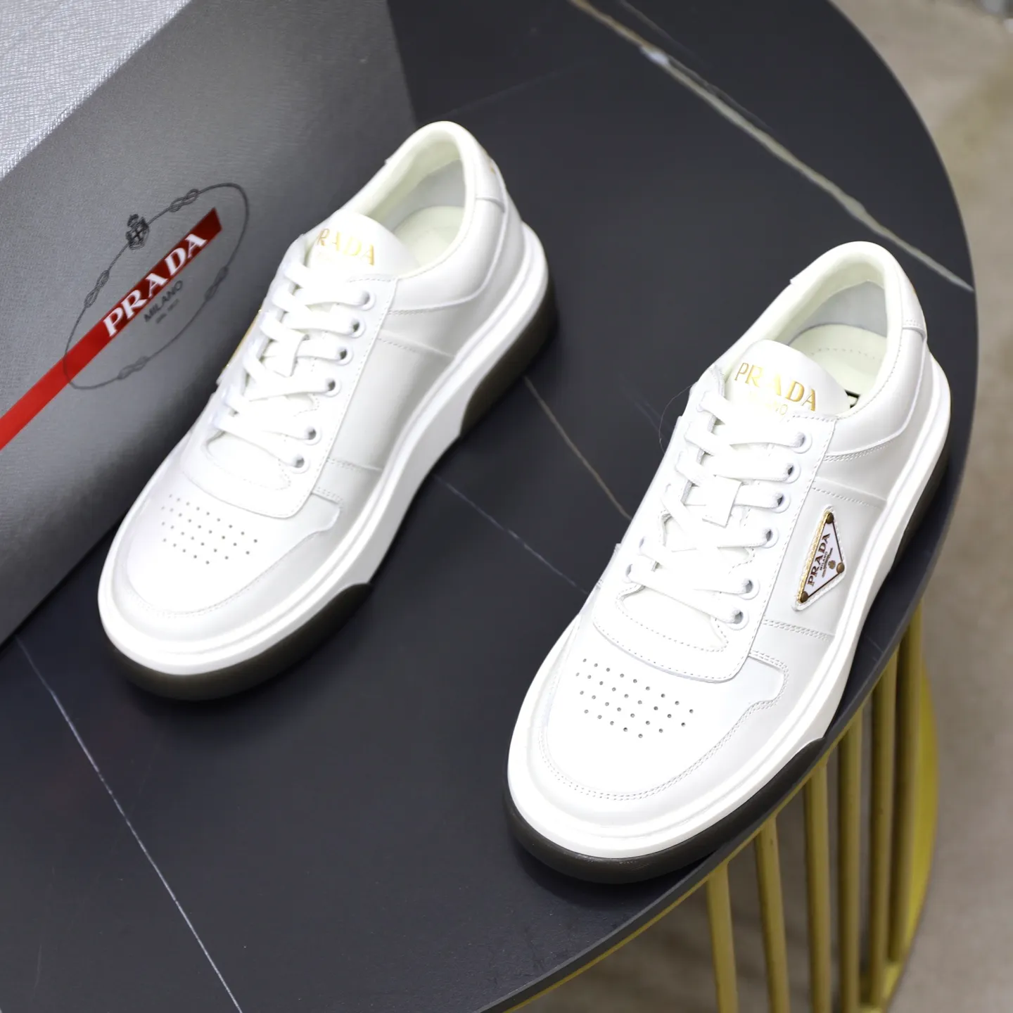 Factory price: 720💰Top original order Brand: PRADA (Prada) Standard code: Men's size 38/44 (45 can be customized) Grade: Same as the official website Material: Original cowhide stitching imported cowhide lining Original combination two-color wear-resistant soft outsole Style category: Leisure and sports version Young fashion European and American trend British style Color: Actual picture color